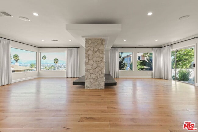 Foto del edificio - 4102 Cloverdale Ave