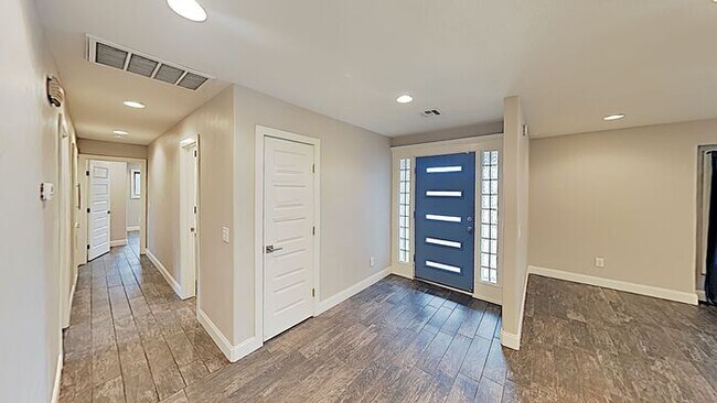 Foto del edificio - 6228 N Grand Blvd