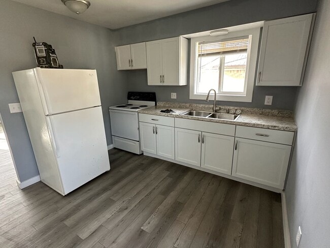 Building Photo - Available Now!  Renovated Southside 2BR/1BA duplex