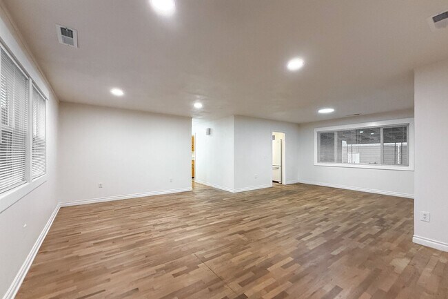 Foto del edificio - McPherson Duplex