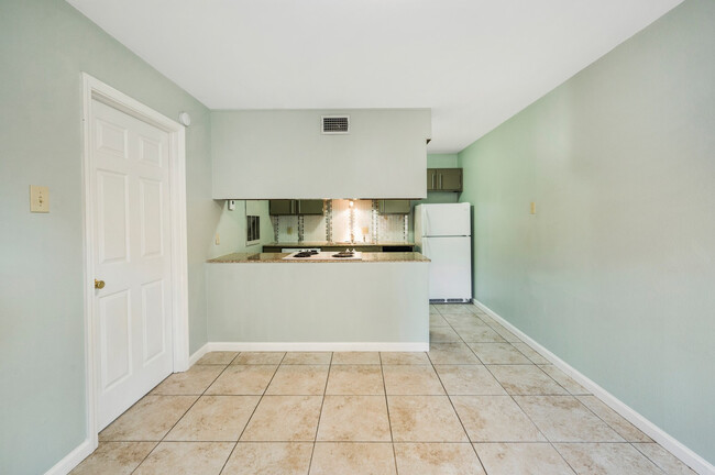 Building Photo - Daughtery Place 1 bedroom Downstairs Condo...