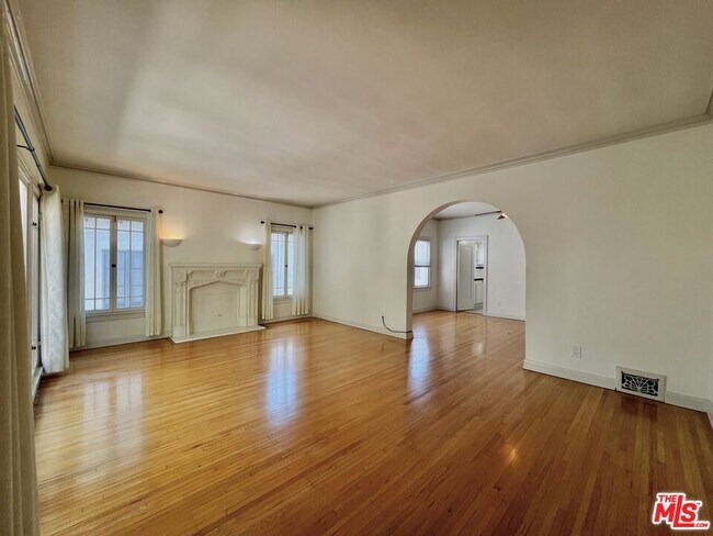 Foto del edificio - 145 N Sycamore Ave