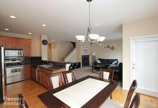 Foto del edificio - Beautiful Greenwood Village Three Bedroom Home in Gated Community