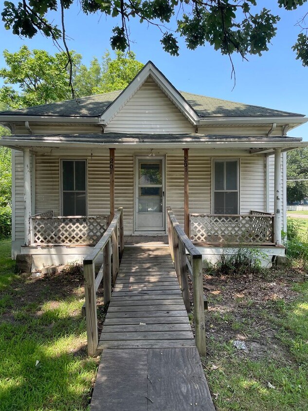 Primary Photo - 201 S Merchant St. Emporia, KS 66801.