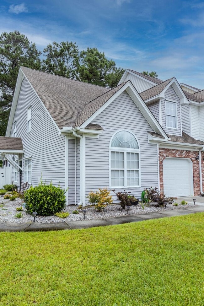 Building Photo - 3 Bedroom 2.5 Bath Townhouse in Grand Oaks...