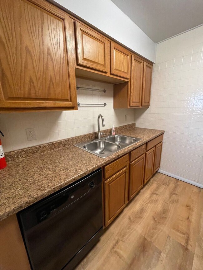 Building Photo - Updated 2 Bedroom Condo in Town of Newburg...