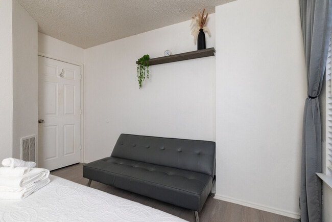 Building Photo - 3032 Marigold Dr