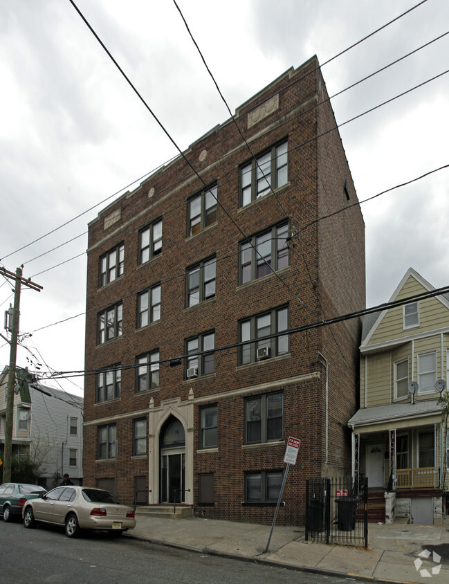 Primary Photo - 18 Fulton Ave