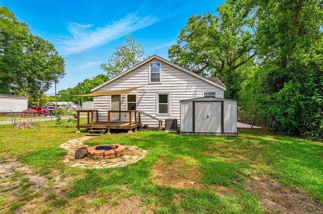 Building Photo - Remodeled 3 Bed/2 Bath Home with Bonus Upper Room Near Booming 9 Mile Rd Hub