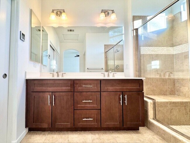 Building Photo - 2-bedroom, 2-bathroom condo in the Sunset Ridge community of Granada Hills