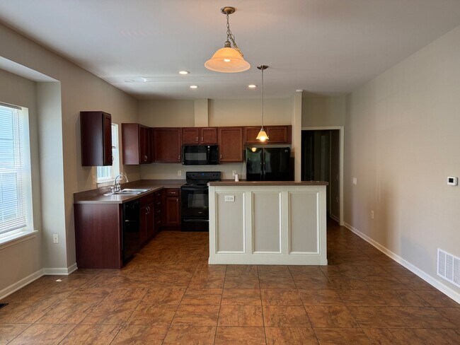 Foto del edificio - Stunning 3 Bedroom Home with Primary Suite on First Floor