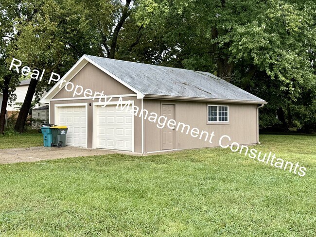 Foto del edificio - 3 Bedroom with Spacious Backyard