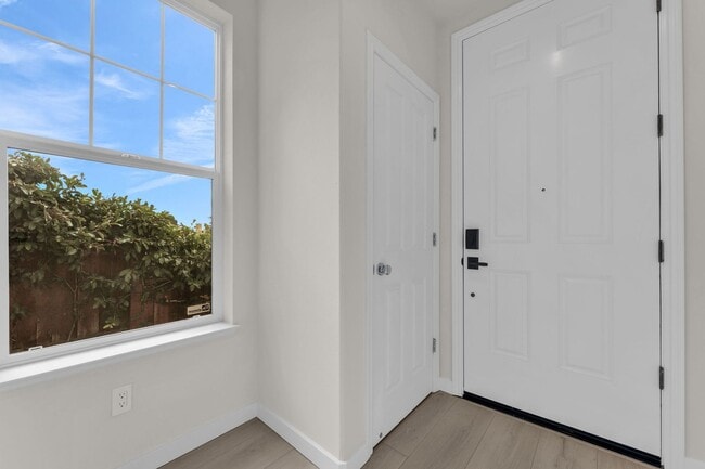 Building Photo - Gorgeous remodeled 3 bedroom, 3 full bathr...