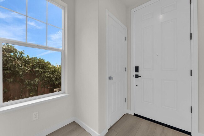 Foto del edificio - Gorgeous remodeled 3 bedroom, 3 full bathr...