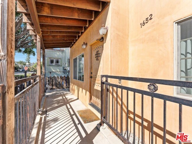 Foto del edificio - 1652 Talmadge St
