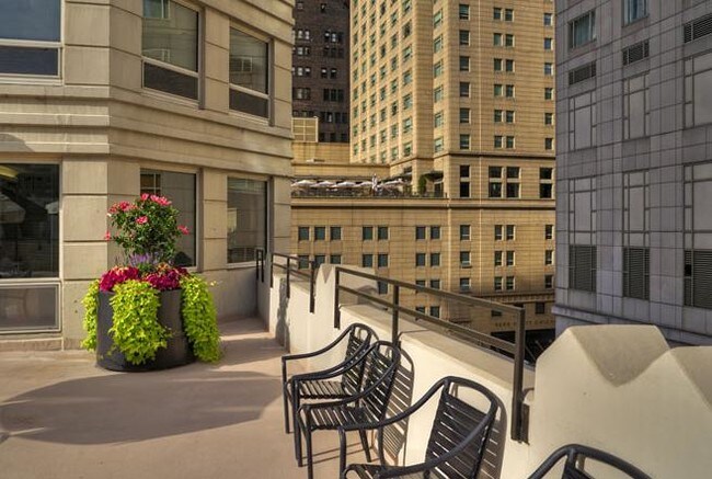 Building Photo - 712 N Rush St