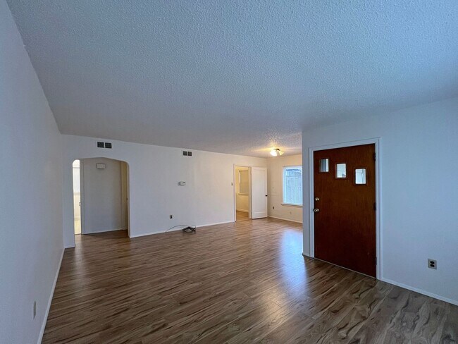 Foto del edificio - Charming 2 Bedroom 1 Bath Near Old Town Ta...