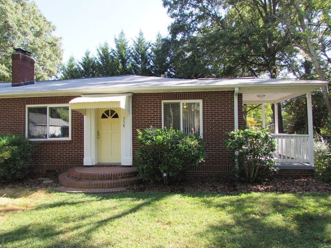 Foto principal - Spacious 2 Bed/1 Bath Duplex - Updated - F...