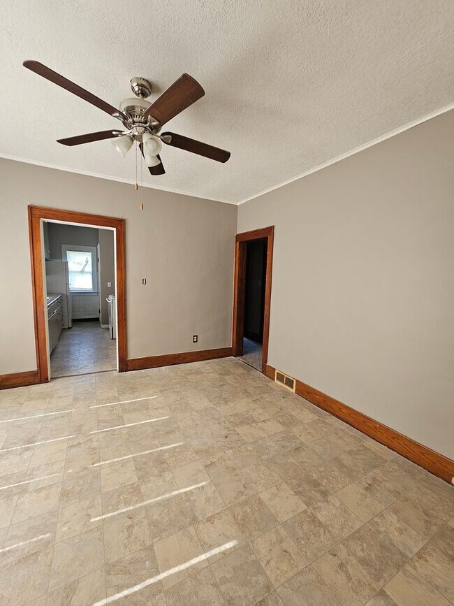 Foto del edificio - MORE PICTURES COMING SOON! There is a $25 ...