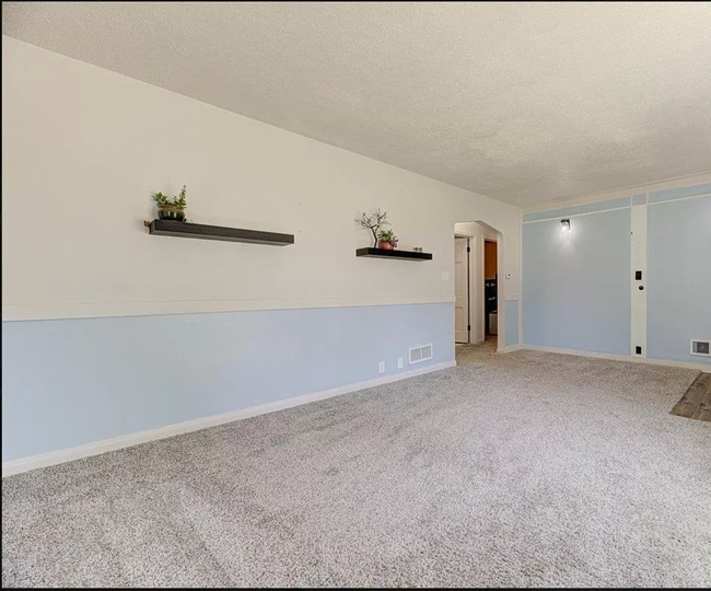 Building Photo - Cozy 2 Bedroom!!