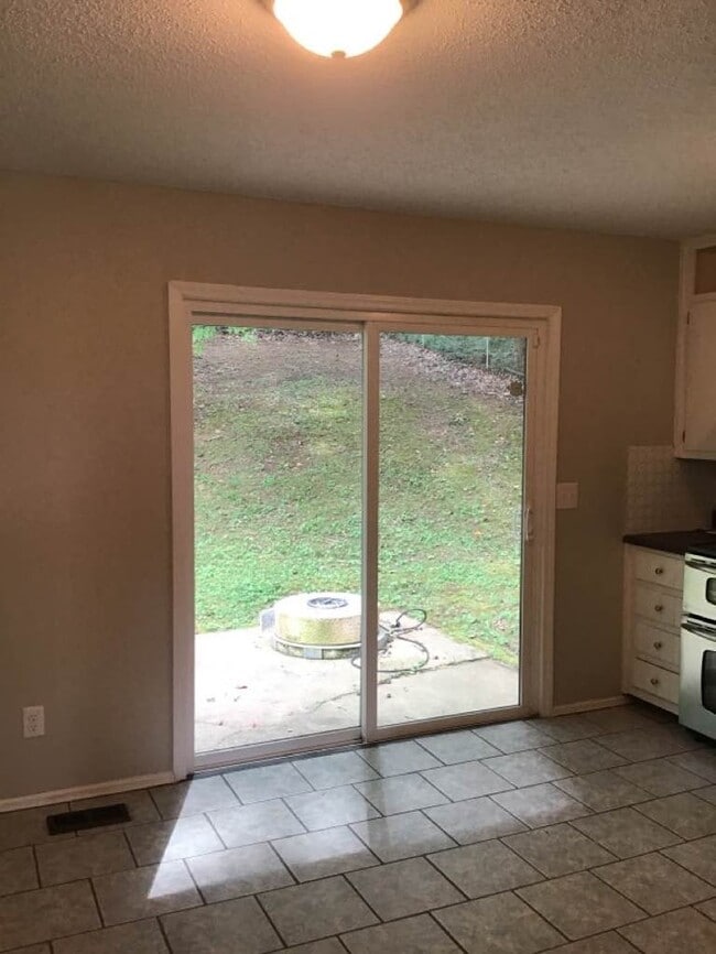Building Photo - Newly Remodeled Smart Home. Self-Tour Today!