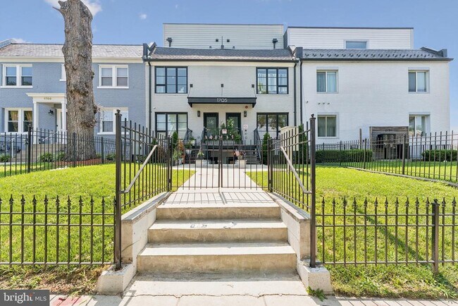 Foto del edificio - 1705 Trinidad Ave NE