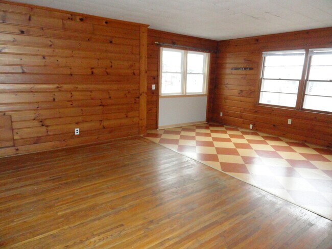 Grandes espacios - 1708 University Ave W