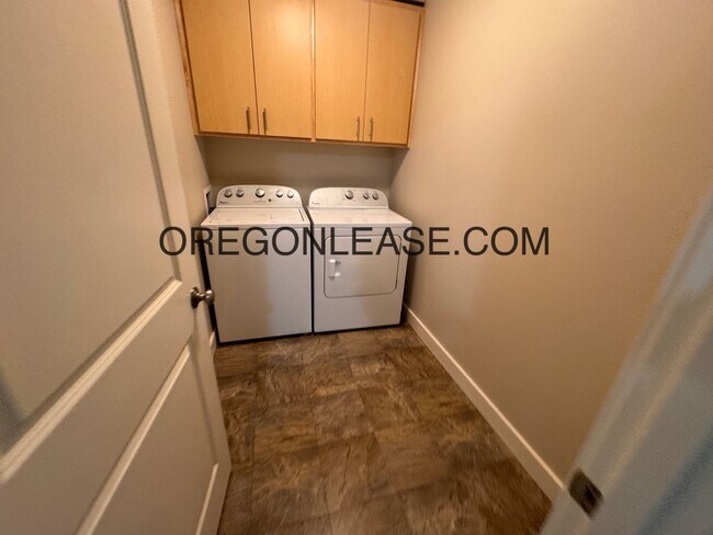 Building Photo - 2 bedroom 2.5 bath townhouse in Cal Young ...