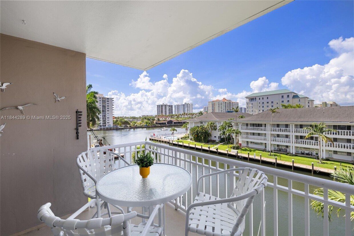 Foto principal - 2880 NE 33rd Ct