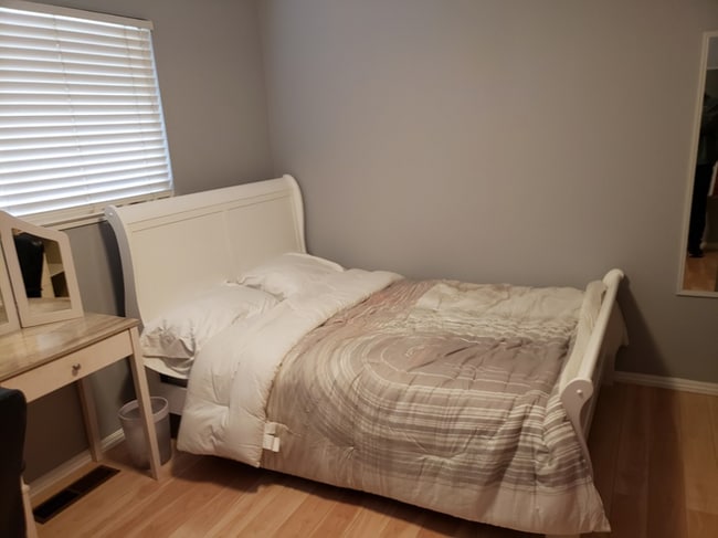 Building Photo - 36 Barrie Dr