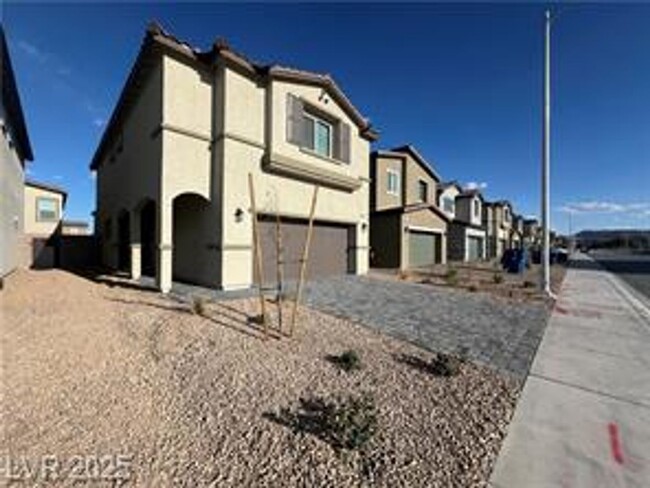Building Photo - Never-lived-in contemporary single-family ...