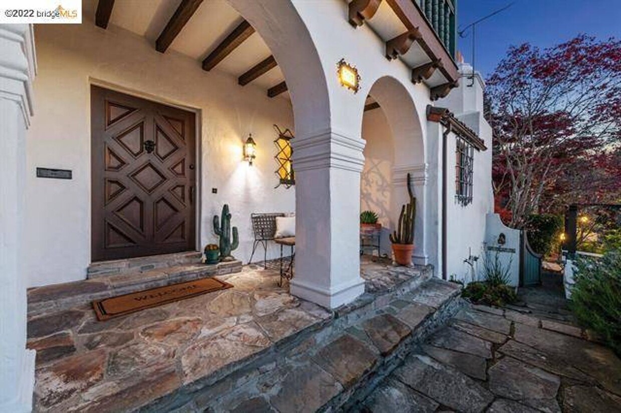 Foto principal - Elegant Furnished Spanish-Style Home, 3BR/...