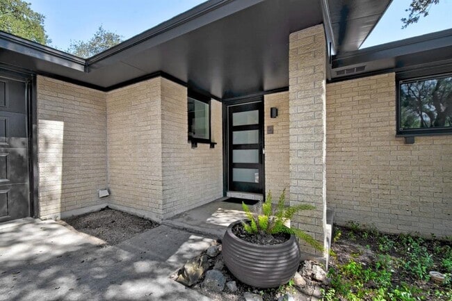 Building Photo - 922 Twin Oaks Dr