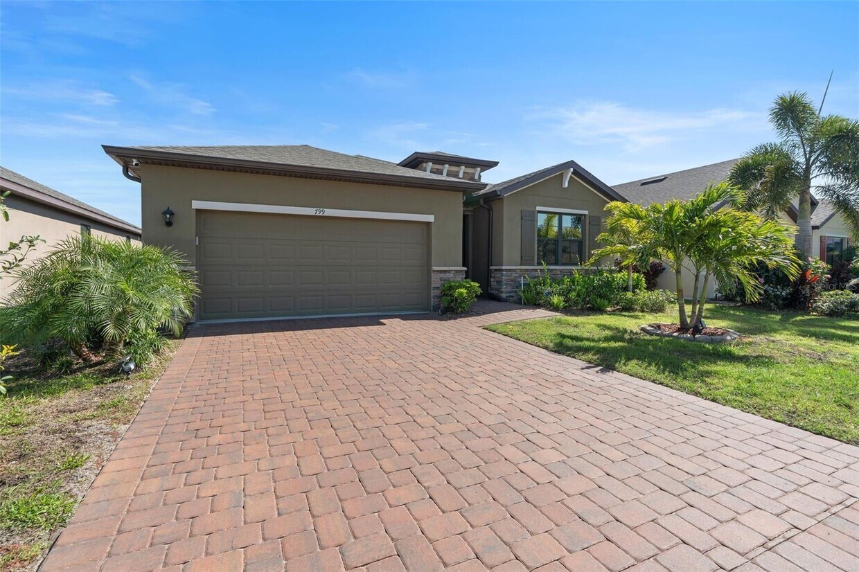 Foto principal - 799 Old Country Rd S E