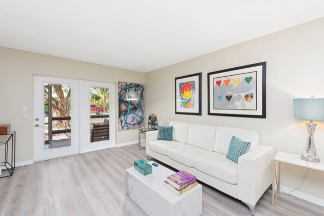 Building Photo - **Walk to the beach and Downtown Naples**ANNUAL or SEASONAL FURNISHED RENTAL AVAILABLE** 2 BEDS 2...