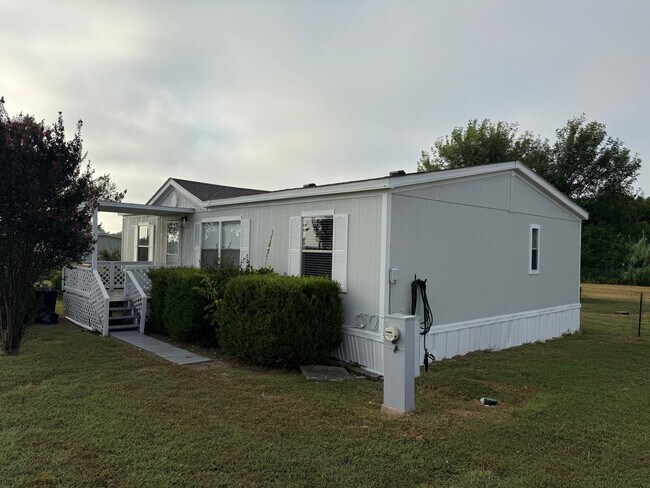 Foto del edificio - Charming 3 bed 2 bath on 1 acre lot