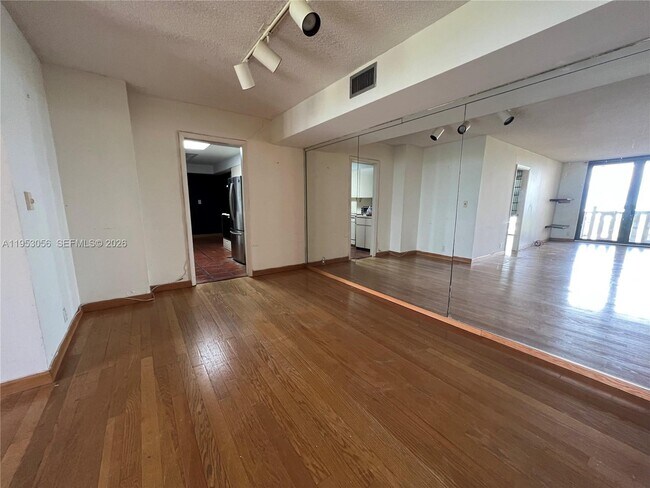 Foto del edificio - 1111 Crandon Blvd