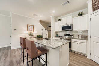 Building Photo - 160 Pyrus Ln
