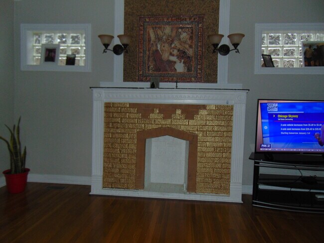 Building Photo - 5737 S Artesian Ave