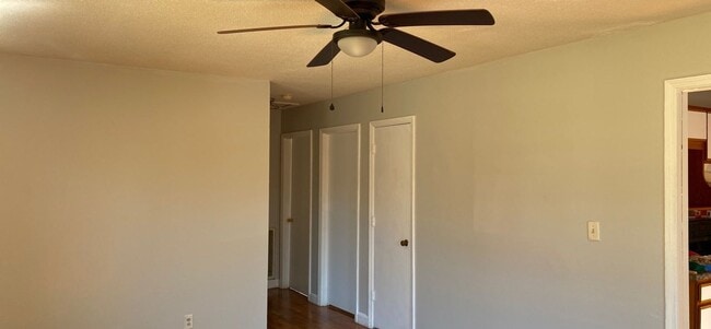Building Photo - Freshly Painted 3Br 1Ba