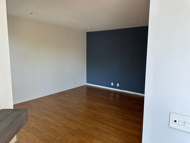 Building Photo - 609 S El Molino Ave