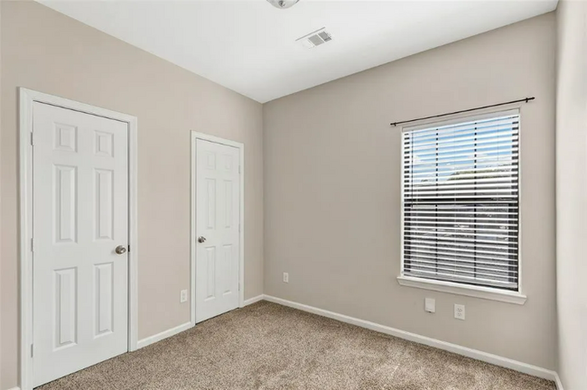 Foto del edificio - 4831 Higgins St