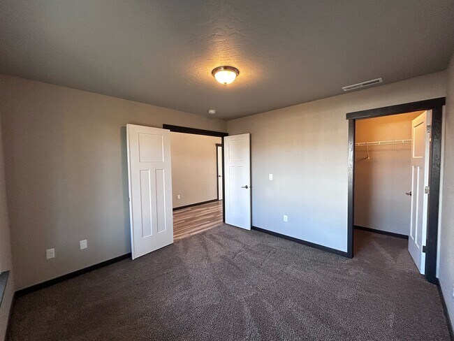 Foto del edificio - 6413 Springer Ln