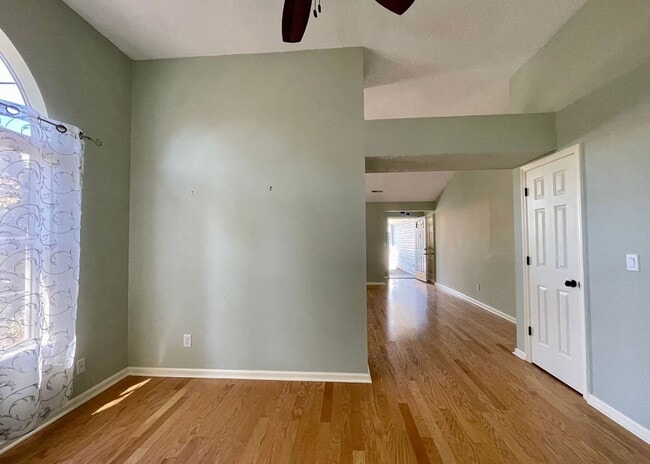 Building Photo - Available June 1st. 3 BR/2 BA in the Heart...