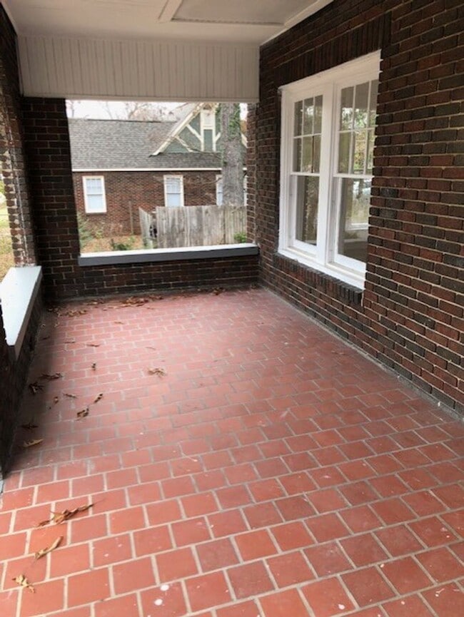 Foto del edificio - NOW AVAILABLE!!