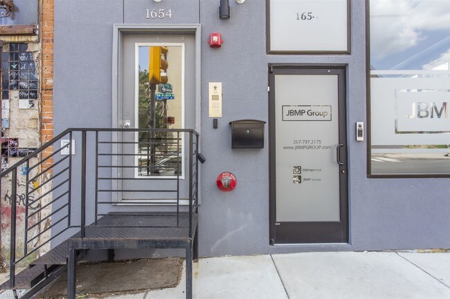 Building Photo - 1 br, 1 bath  - 1654 RIDGE AVE Unit 4