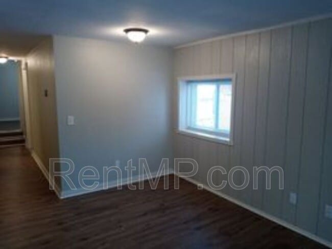 Foto del edificio - 1021 E Broadway St