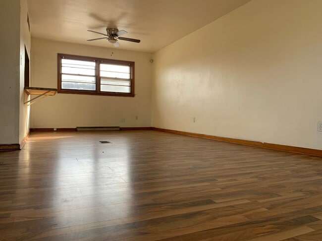 Building Photo - Big 3 Bedroom Home with Garage For Rent