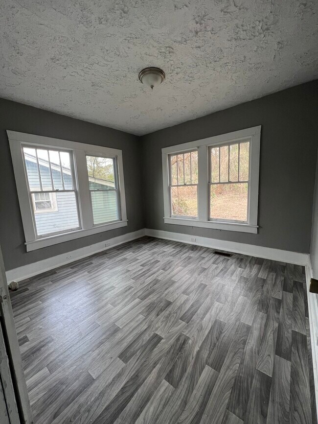 Building Photo - Updated Midfield 2 Bedroom, Section 8 Appr...