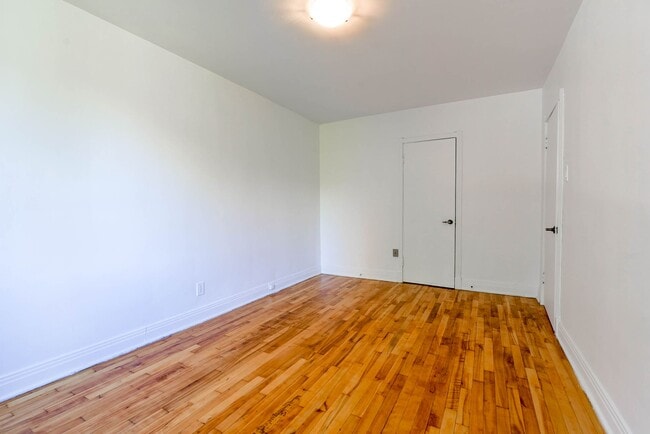 Building Photo - 4585 Av. Dupuis